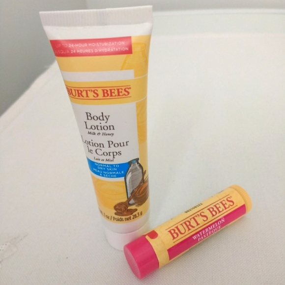 Burt's Bees Hive Favourite holiday gift set - Picture 2 of 6
